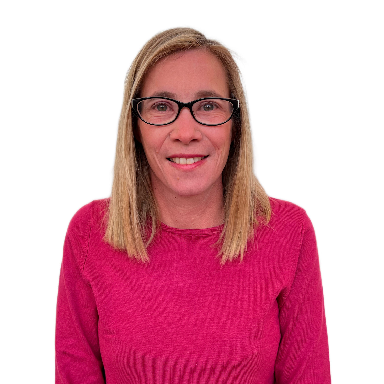 Mujer con gafas y cabello rubio lacio, vistiendo un suéter rosa, sonriendo frente a un fondo blanco.