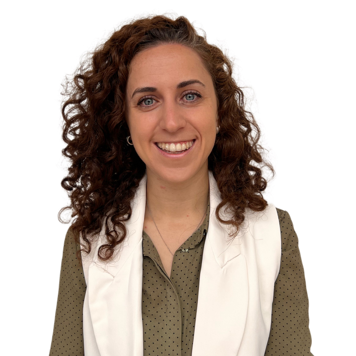 Persona con cabello rizado y chaqueta blanca sonriendo, fondo blanco.