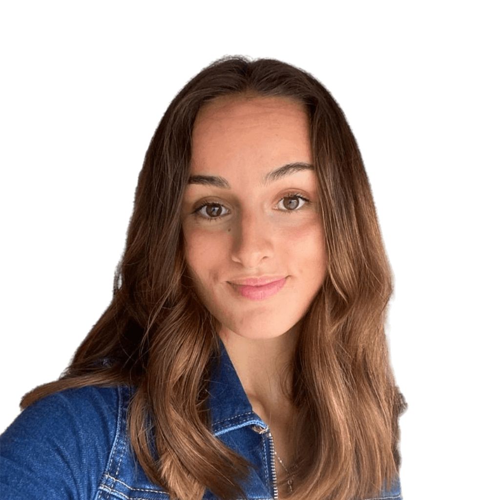 Mujer joven con cabello suelto y chaqueta de mezclilla sobre fondo blanco.