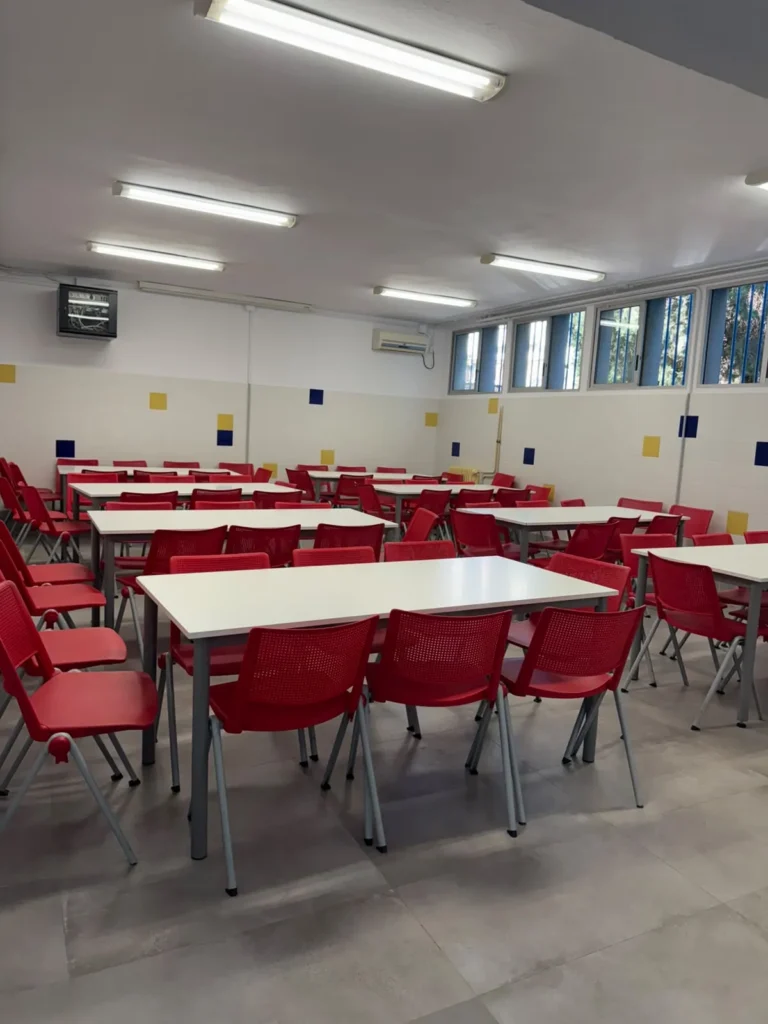 Mesas y sillas del comedor escolar de Juan XXIII Zaidín preparadas para el servicio