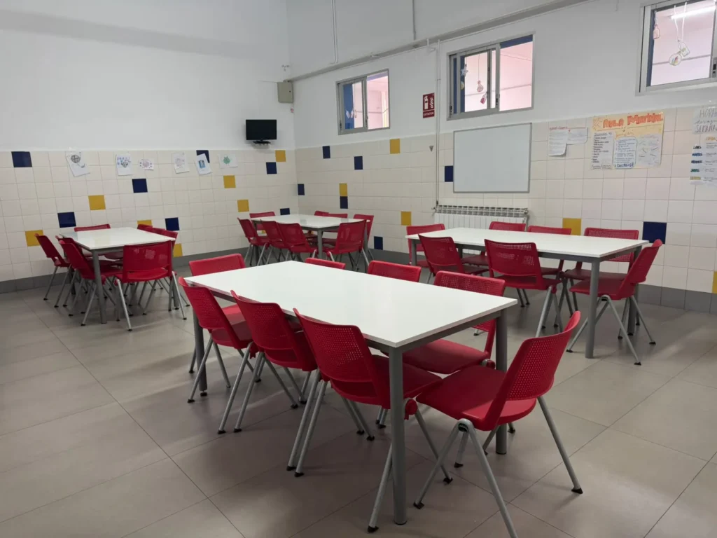 Comedor escolar de Juan XXIII Zaidín con ventanales y mesas para el alumnado